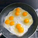 Câte ouă sunt în tigaie?! – enigma simplă care testează atenția și logica în bucătărie 🍳 Image 22