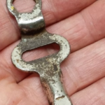 Soțul meu a găsit asta în casa bunicilor lui – arată ca niște chei, dar nu deschide nimic. Ce ar putea fi? 🔑 Image 71