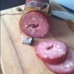🌭💾 Misterul cârnatului cu stick USB – povestea incredibilă care a transformat un mic dejun obișnuit într-o enigmă digitală Image 56