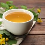 Rostopasca: Beneficii, utilizări și precauții în utilizarea acestei plante medicinale Cup,Of,Aromatic,Celandine,Tea,And,Flowers,On,Wooden,Table,