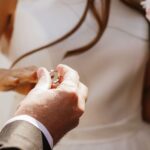 Soția Ex a Mirelui Meu a Venit la Nunta Noastră în Rochie Roșie – Apoi Doi Bărbați Au Aduc un Cadou Masiv pe Care Numai Eu Trebuia Să-l Deschid cf-featured-30